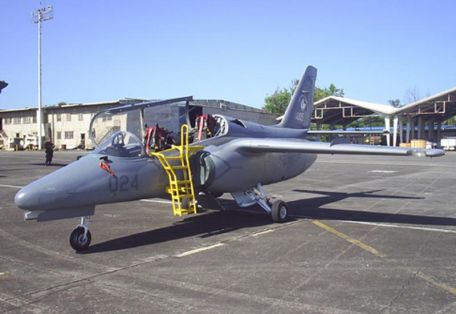 Alenia Aermacchi S-211