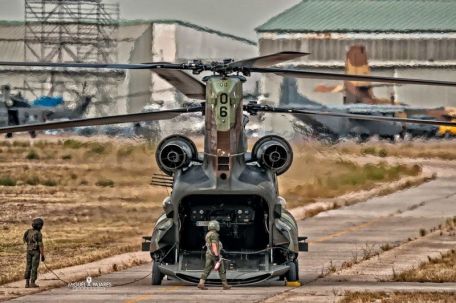 Boeing CH-47 Chinook (COLD WAR, FALKLANDS WAR, GULF WAR, MODERN AIRCRAFT, VIETNAM WAR) Boeing CH-47 Chinook