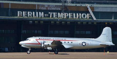 Douglas C-54 Skymaster (DC-4) (BERLIN AIRLIFT, COLD WAR, CUBAN MISSILE CRISIS, KOREAN WAR, STRATEGIC AIR COMMAND, VIETNAM WAR, W.A.S.P., WORLD WAR 2) Douglas C-54 Skymaster (DC-4)