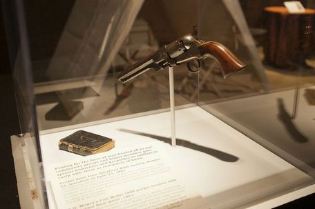 Colt Model 1849 Pocket Revolver (AMERICAN CIVIL WAR) Colt Model 1849 Pocket Revolver