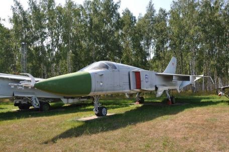 Sukhoi Su-24 (Fencer) (COLD WAR, GULF WAR, IRAN-IRAQ WAR, MODERN AIRCRAFT, SOVIET-AFGHAN WAR, WARSAW PACT) Sukhoi Su-24 (Fencer)